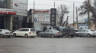 При входе в автоцентр Silkroad поставили машины на продажу, которые затрудняют передвижение, - читатель <b><i> (фото) </i></b>
