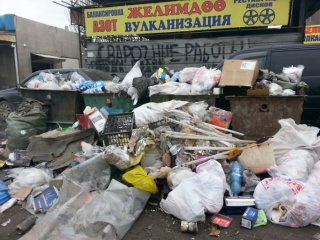 Пересечение улиц улиц Ден Сяопина и Садыгалиева контейнеры с мусором переполнены, - читатель <b><i> (фото) </i></b>