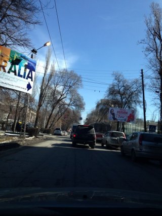 Читатель сообщает, что на улицах столицы днем горят фонари <b>(фото)</b>