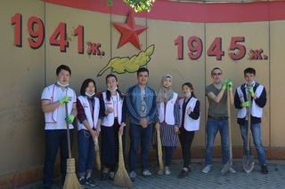 Волонтеры Тайваньского фонда провели субботник в мемориальном комплексе Великой Отечественной войны в Токмоке