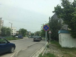 Возле школы №26 в Бишкеке машины паркуются в зоне действия знака «Остановка запрещена» (фото)