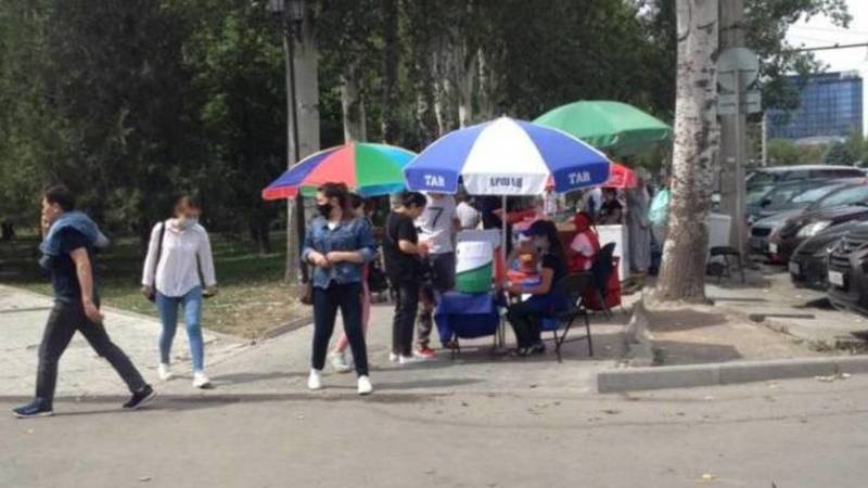 В Бишкеке на ул.Шопокова организована стихийная торговля. Фото