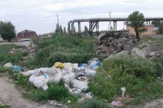 Мэрия Бишкека: Сотрудники частной мусоровывозящей компании проводят уборку на Толстого-Достоевского