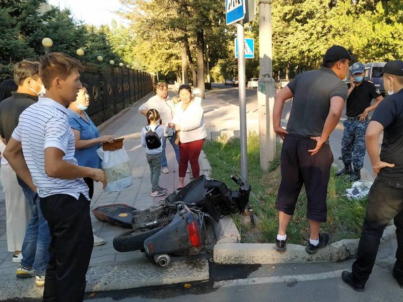 В центре Бишкека «Лексус 470» сбил мотоцикл с двумя парнями. От удара они улетели в арык