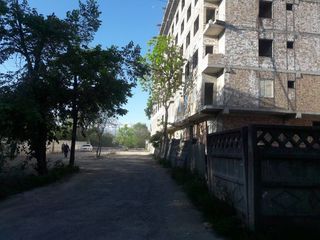 Вдоль ограждения стройобъекта на Алыбаева-Репина в районе Пишпека нет навеса (фото)