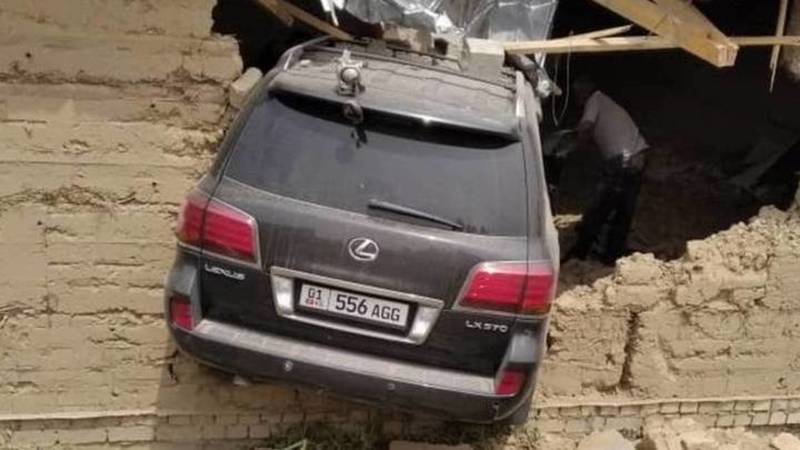 Lexus LX 570 пробил стену и заехал в недостроенный дом. Пострадали водитель и пассажир, - УПСМ