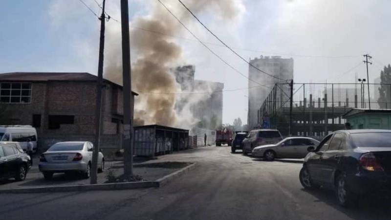 В 12 мкр Бишкека произошел пожар. Фото