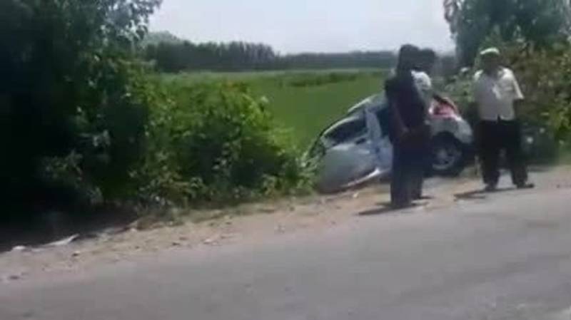 В Ошской области минивен столкнулся с грузовиком и вылетел с дороги. Видео с места аварии