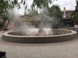 Видео – Из фонтана возле ЦУМа бьет горячая вода