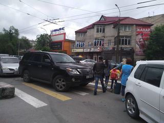 В центре Бишкека оставили «Лексус» на «зебре», заняв половину проезжей части (фото)