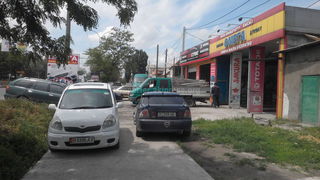 Тротуар проспекта Дэн Сяопина в Бишкеке превратился в полосу препятствий, - житель (фото)