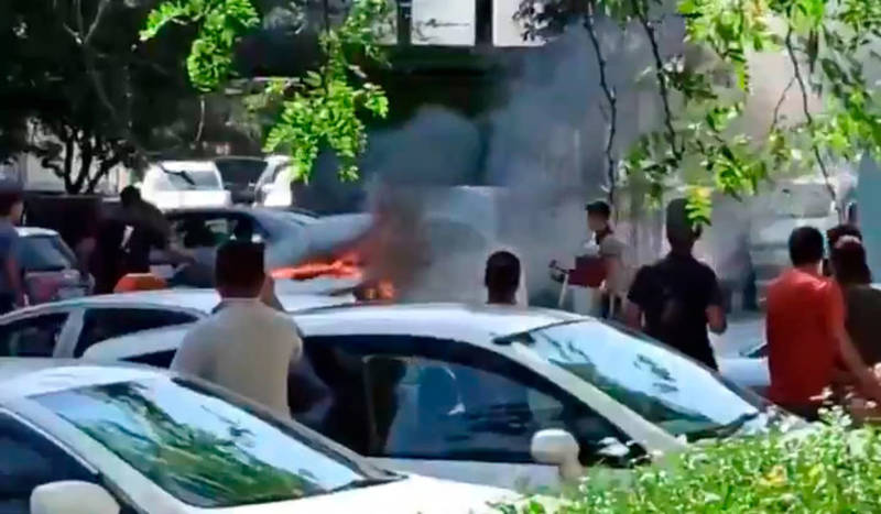 На ул.Шопокова возле кафе загорелась автомашина. Видео