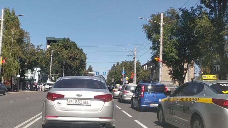 Бишкекчанин просит установить дополнительную секцию светофора на Манаса-Боконбаева