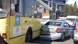 В Оше пассажирский автобус столкнулся с «Тойотой». Видео с места аварии