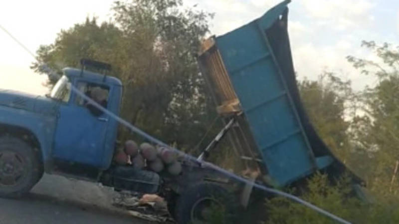 В селе Пригородное на ул.Ленской грузовиками сбрасывают мусор. Видео