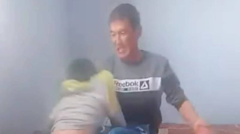 Мужчина жестоко избивает ребенка. Пользователи интернета просят наказать его. Видео