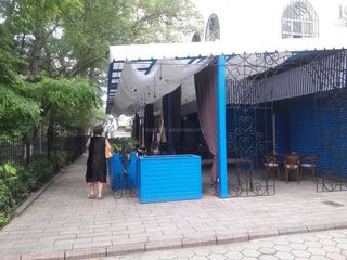 Ресторан занимает часть тротуара на проспекте Чуй на основе договора, - мэрия Бишкека
