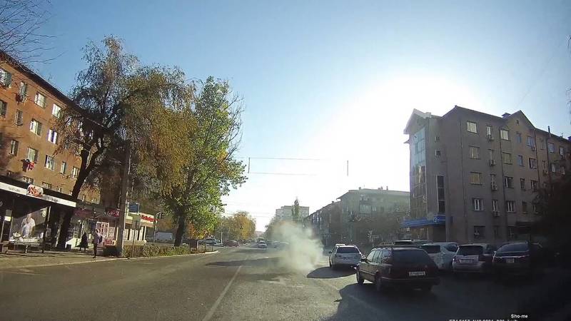 По Бишкеку разъезжает транспортное средство с неисправной выхлопной системой. Видео