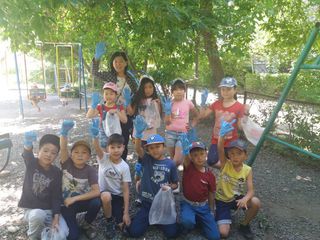 В Бишкеке провели субботник с детьми, где рассказали им о вредности курения