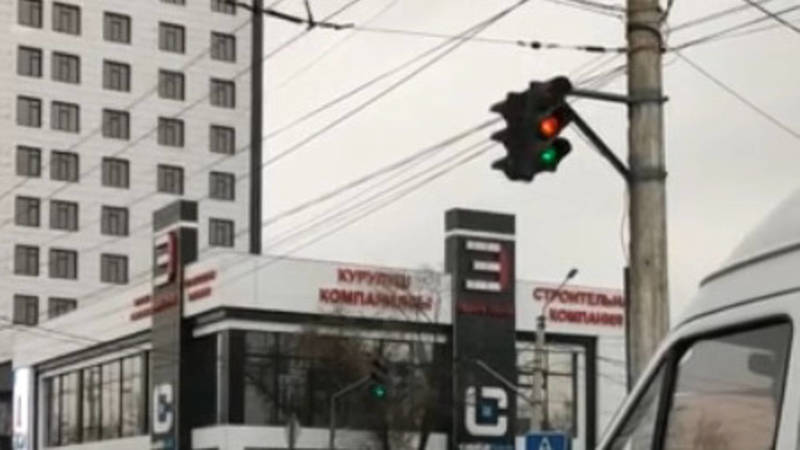 На светофоре на Ахунбаева горят два разных сигнала одновременно. Видео