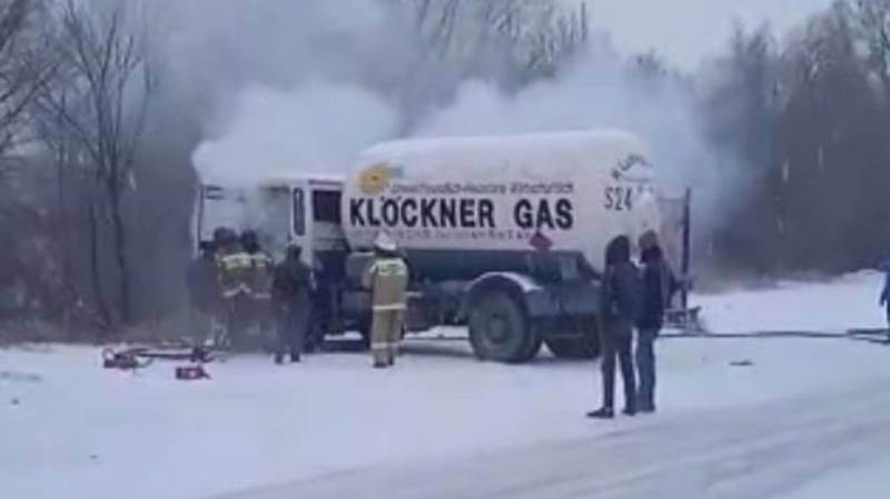 В Аламединском районе загорелась автоцистерна для перевозки газа. Видео