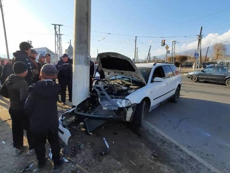 В Балыкчы машина врезалась в столб