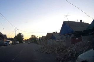 Мэрия Бишкека: Щебень, высыпанный на дорогу по ул.Джамгырчинова, привезли частные лица