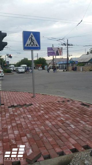 На Юнусалиева-Ахунбаева вода вышла из арыка из-за полива зеленых насаждений, - мэрия Бишкека