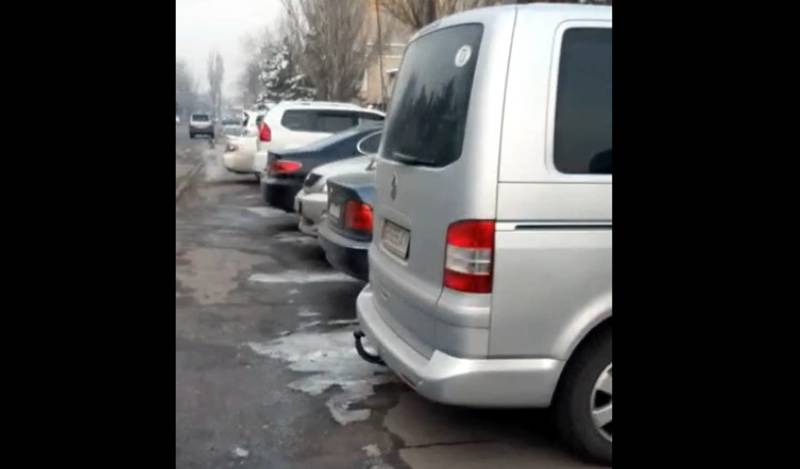 Тротуар переходит в парковку? Бишкекчанин просит принять меры