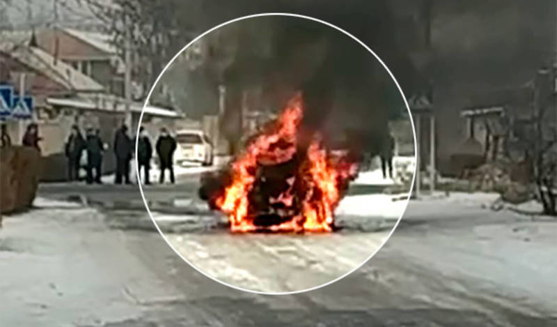 В Рабочем городке сгорела машина такси. Видео