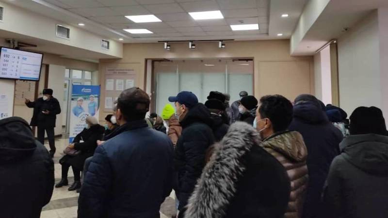 Огромная очередь в «Бишкекгаз», работает только 1 касса, - горожанин