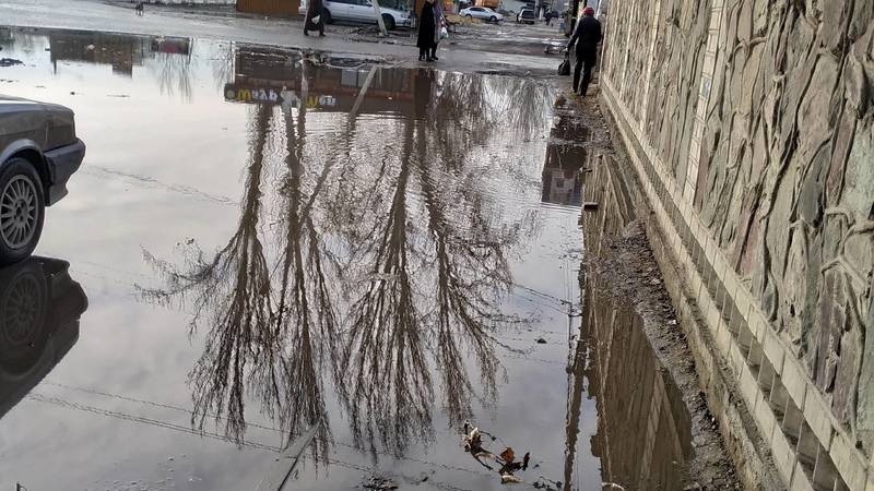 В Новопавловке во время дождя постоянно топит тротуар на ул.Фрунзе. Фото
