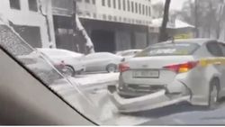 В Бишкеке произошло ДТП с участием такси. Видео