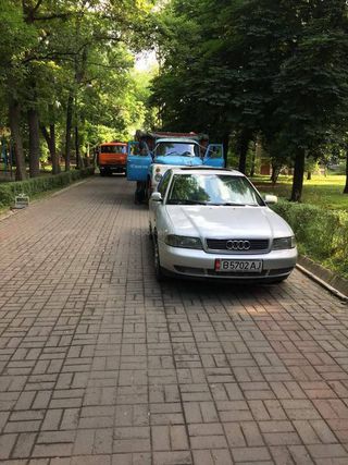Парковка на тротуаре в Дубовом парке