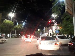 Фото — В центре Бишкека водители нарушают ПДД