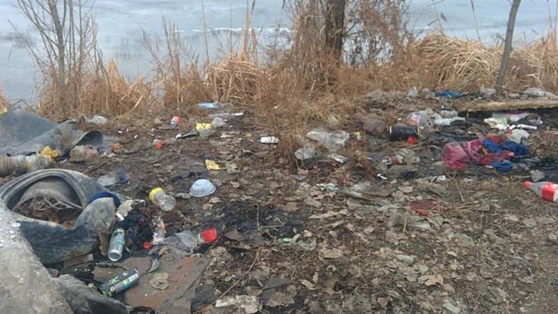 Горожанин жалуется на мусор в водоеме на ул.Элебесова. Видео и фото