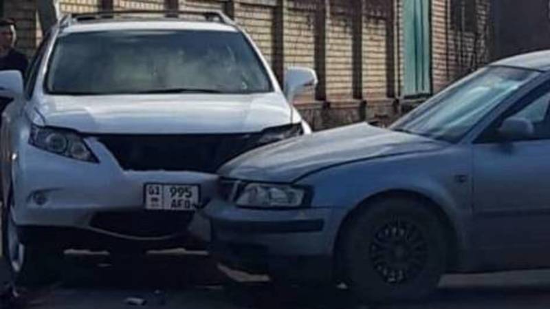 На Медерова столкнулись Lexus RX 350 и «Пассат». Фото очевидца