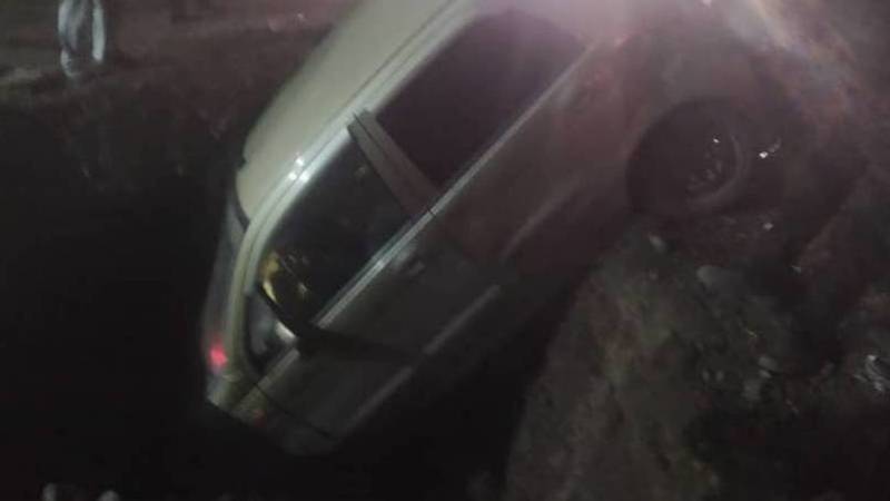 В Сокулуке автомобиль залетел в яму. Видео