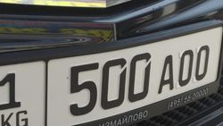 Водитель «Мерседес S500» исправил буквы на госномере с ADD на AOO. Фото