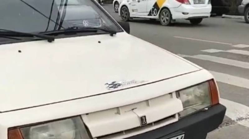 Горожанин припарковал свой ВАЗ 2108 на зебре. Видео