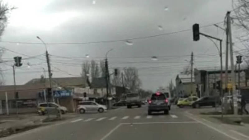 На Орозбекова-Щербакова не работает светофор. Видео горожанина