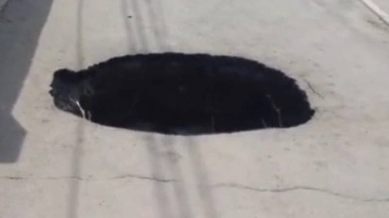 В жилмассиве Ак-Бата на тротуаре образовалась дыра. Видео