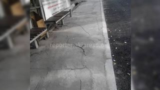 На остановке на недавно отремонтированном участке пр.Айтматова появились трещины