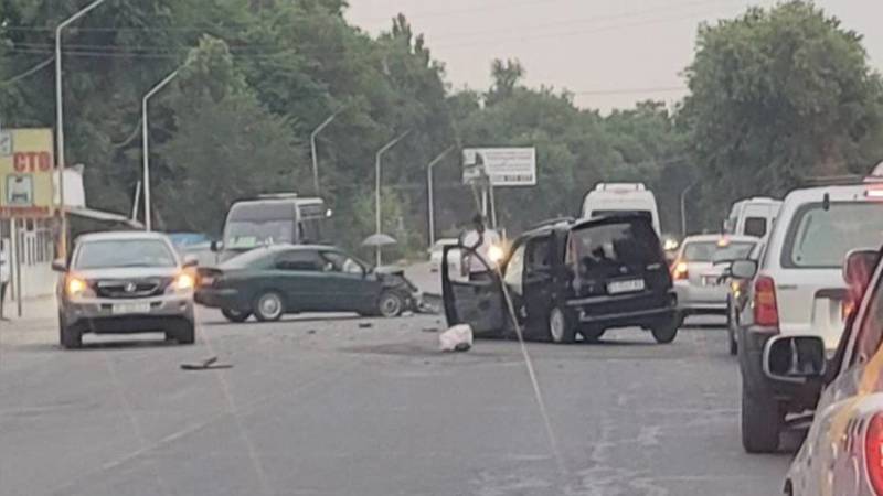 На Алматинке столкнулись две машины. Фото