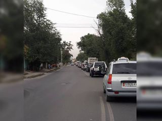 На улице Бакаева образовалась длинная пробка, водители массово нарушают ПДД (фото, видео)