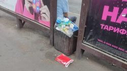 Жительница Бишкека жалуется, что с остановок не вывозят мусор. Фото
