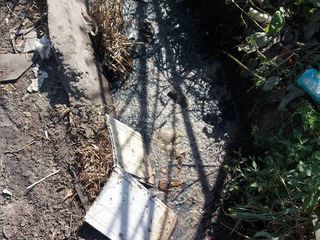 Арык на Жайыл Баатыра-Труда в Кара-Балте забит мусором (фото)
