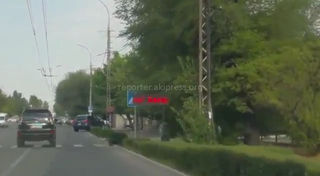 На улице Ахунбаева дорожный знак «спрятался» за инфотаблом ГУОБДД