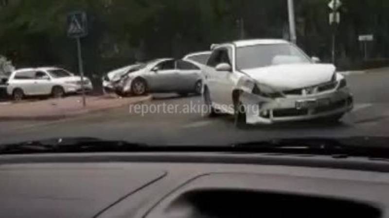 На Фрунзе—Манаса столкнулись машины. Видео