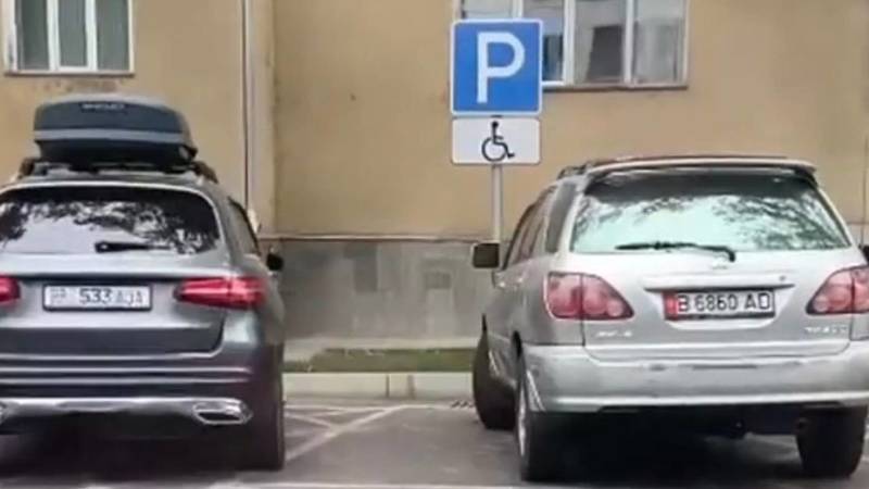 Mercedes GLC и Lexus RX 300 припаркованы на местах для инвалидов. Фото